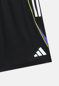 Mustad mustad spordilühikesed, millel on valge Adidas'i logo, valged triibud ja laimiroheline ning lilla ääreviimistlus küljetasku ääres.