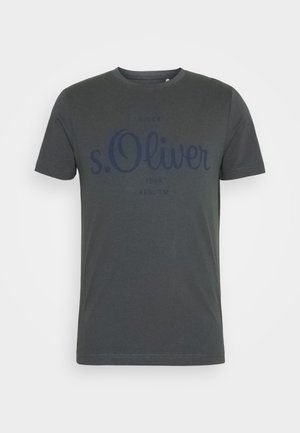 Mørkegrå bomulds-T-shirt med korte ærmer og rund hals. Har et fremtrædende mørkeblåt grafisk print af "s.Oliver" og etableringsdato.