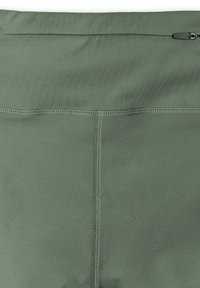 Tissu gris-vert avec des coutures verticales et horizontales et une petite poche zippée en haut du bord.