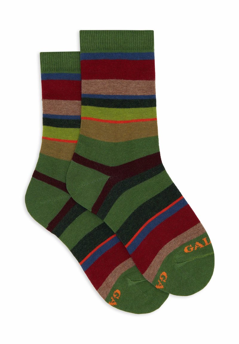 Calzini a righe con colori verde, marrone, rosso e blu. Realizzati in un materiale morbido con bordo a coste. Presentano un logo arancione sulla punta.