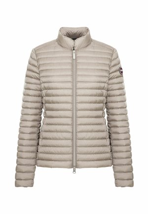 Giacca trapuntata beige chiaro con cuciture orizzontali, cerniera frontale completa, collo alto e patch con logo circolare sulla manica sinistra.