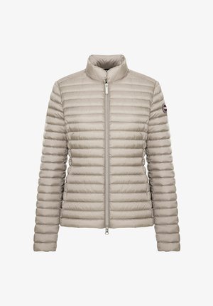 Giacca trapuntata beige chiaro con cuciture orizzontali, cerniera frontale completa, collo alto e patch con logo circolare sulla manica sinistra.