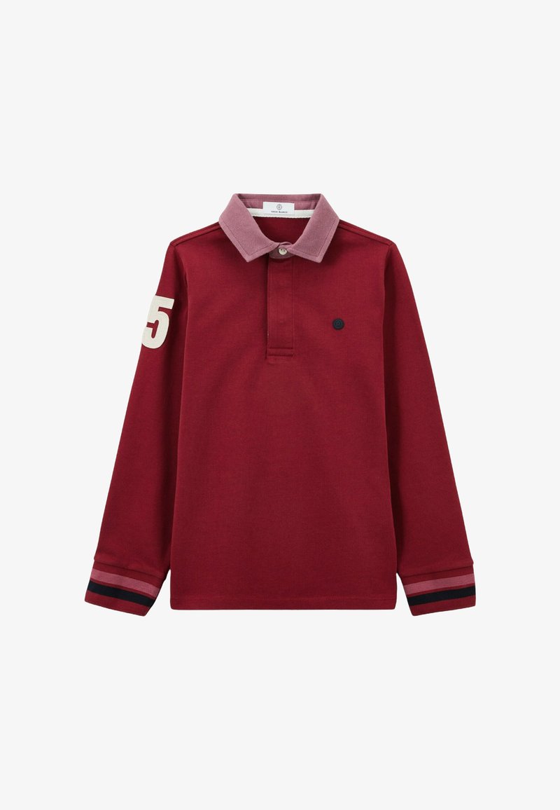 Polo à manches longues de couleur bordeaux avec un col rose clair contrastant, un logo bleu marine et des accents rayés sur les poignets. Présente le numéro "5".