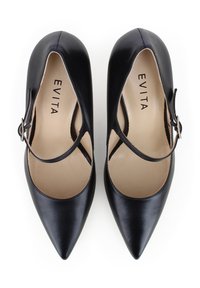 Schwarze Lederhigh Heels mit spitzen Zehen, Ausschnittdetails und einem Knöchelriemen. Das Innere verfügt über eine beige Innenausstattung und den Markennamen "EVITA."