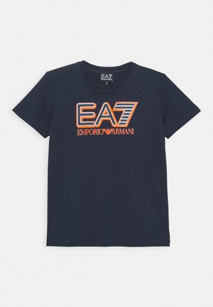 Mørkeblå bomulds T-shirt med korte ærmer, der har EA7 og Emporio Armani-logo i orange og hvid, med en rund halsudskæring.