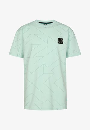 Camiseta de manga corta color verde menta con un patrón geométrico de zigzag en un tono verde más oscuro y un parche de logo tejido en negro en el pecho izquierdo.