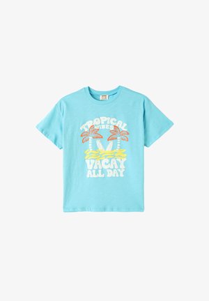 Camiseta de algodón azul claro con mangas cortas, que presenta un gráfico colorido de palmeras, tablas de surf y un texto que dice "Vibras Tropicales Vacaciones Todo el Día".