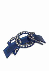 Fermaglio per capelli in plastica blu caratterizzato da due forme ovali che si intersecano, decorate con strass trasparenti e due sezioni rettangolari piatte.