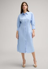 Himmelblaues Hemdblusenkleid mit kragenförmigem Ausschnitt, Dreiviertelärmeln und geradem Schnitt, aus glattem Stoff gefertigt.