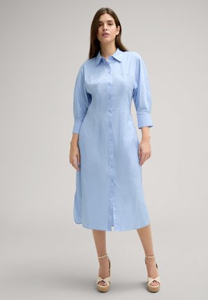 Himmelblaues Hemdblusenkleid mit kragenförmigem Ausschnitt, Dreiviertelärmeln und geradem Schnitt, aus glattem Stoff gefertigt.