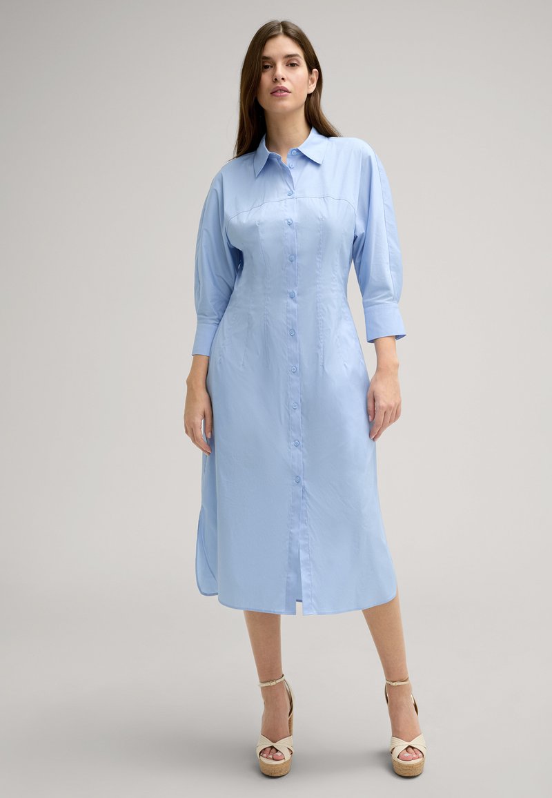 Himmelblaues Hemdblusenkleid mit kragenförmigem Ausschnitt, Dreiviertelärmeln und geradem Schnitt, aus glattem Stoff gefertigt.