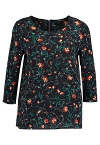Top floreale nero con maniche a 3/4. Presenta fiori rossi e arancioni con foglie verdi, un collo a barca e un dettaglio con zip sul retro.