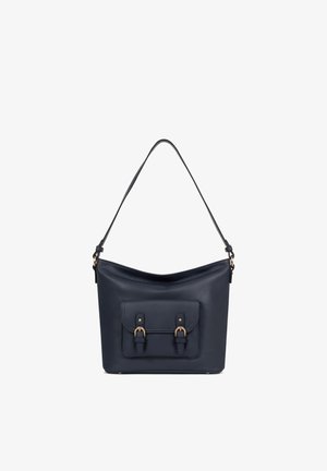 Sac à épaule en cuir bleu marine avec une poche avant munie de deux sangles à boucle et une seule bandoulière réglable.