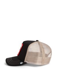 Casquette noire avec visière courbée, dos en maille beige, patch d'accent rouge et détail de logo blanc. Présente des coutures le long du bord de la visière.