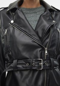 Vero Moda VMDEMIFIE SHORT COATED JACKET - Dirbtinės odos striukė - black