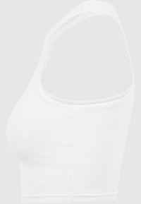 Top court en maille blanche avec un col rond et des fines bretelles, présentant un design sans couture et une silhouette ajustée.