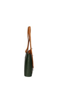 Sac en cuir vert avec une finition texturée, doté d'une sangle réglable marron. Forme élégante et allongée, avec des accents en métal.