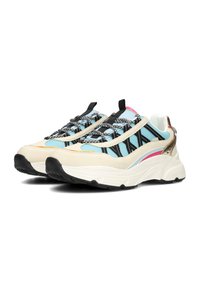Las zapatillas multicolores cuentan con una combinación de suave beige, azul claro y negro, con cordones estampados, una suela blanca gruesa y acentos en rosa.