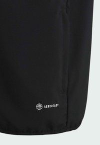 Zwarte sportshorts van gladde stof, met een klein wit "AEROREADY" logo, onder de knie gesneden en met een zijzak.