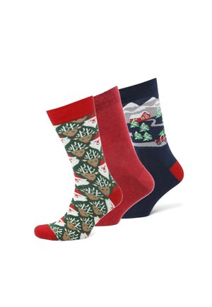 Drei Paar Socken: grün mit Rentieren und Bäumen, einfarbig burgunderrot und marineblau mit einer Winterszene. Jede Socke hat eine kontrastierende Zehenfarbe.