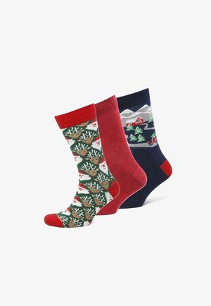 Drei Paar Socken: grün mit Rentieren und Bäumen, einfarbig burgunderrot und marineblau mit einer Winterszene. Jede Socke hat eine kontrastierende Zehenfarbe.