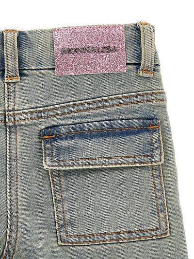 Jeans de mezclilla en azul claro con un bolsillo trasero, costuras en naranja y una etiqueta brillante en rosa con "MONNALISA" grabado en plata.