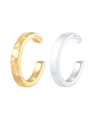 Deux boucles d'oreilles créoles ouvertes, une dorée avec une texture martelée et une argentée lisse, chacune estampillée "925" à l'intérieur.