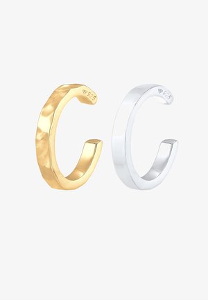 Deux boucles d'oreilles créoles ouvertes, une dorée avec une texture martelée et une argentée lisse, chacune estampillée "925" à l'intérieur.