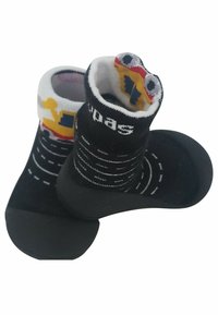 Calcetines negros con diseño deportivo multicolor, que presentan un puño blanco y suela antideslizante. Patrones texturizados y forma redondeada.