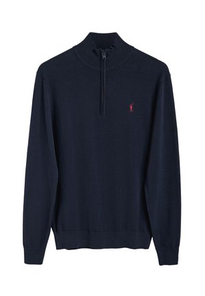 Suéter azul marino con cuello simulado y diseño de media cremallera. Cuello y puños acanalados. Presenta un pequeño logotipo rojo en el pecho. Textura suave.
