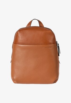 Bruine leren rugzak met een gladde textuur, ronde bovenkant, voorvak met ritssluiting en een handvat bovenaan om te dragen.