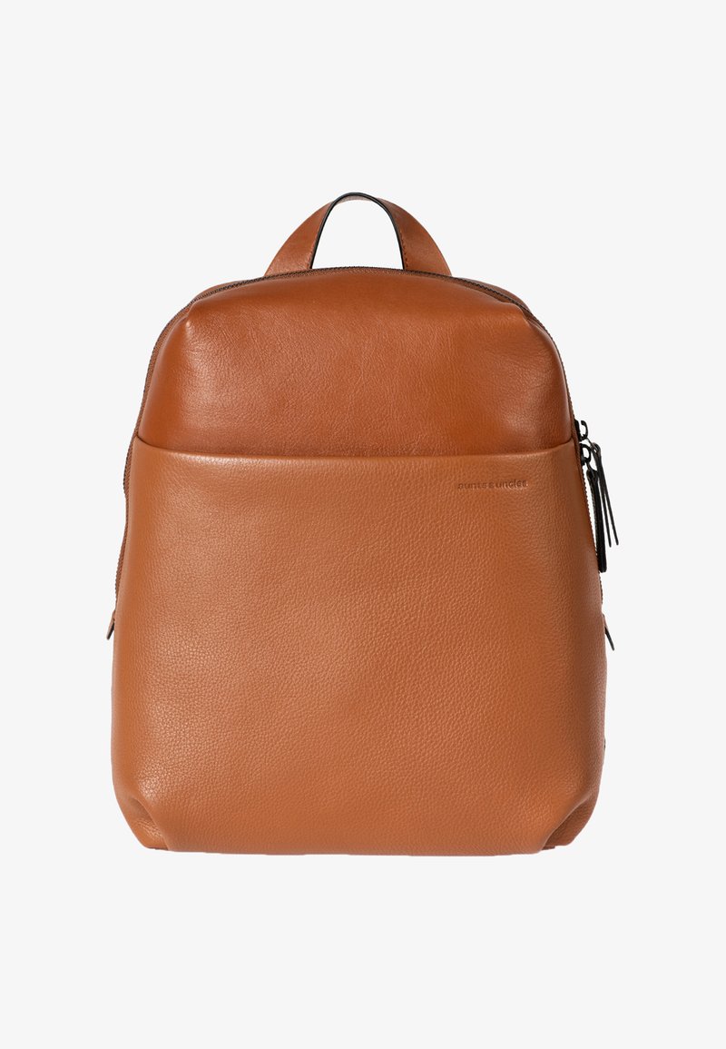 Bruine leren rugzak met een gladde textuur, ronde bovenkant, voorvak met ritssluiting en een handvat bovenaan om te dragen.