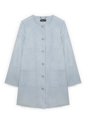 Hellblauer Wildleder-Langmantel mit rundem Ausschnitt, sechs silbernen Druckknöpfen, zwei Taschen vorne und langen, geraden Ärmeln.