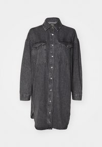 Abito camicia in denim nero a maniche lunghe con chiusura frontale a bottoni, due tasche a patta sul petto e colletto, leggermente scolorito.