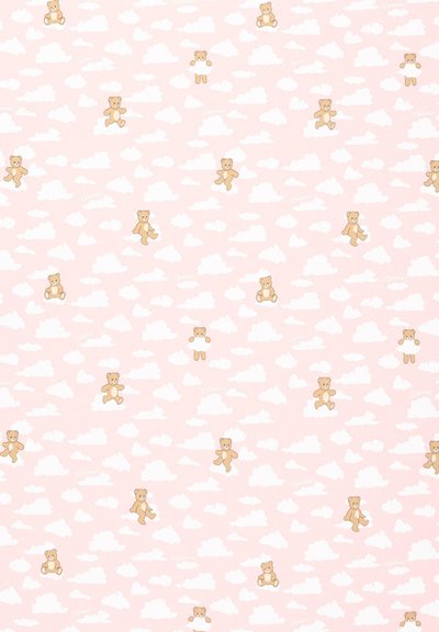 Jasnoróżowe tło z rozproszonymi białymi chmurami oraz małymi brązowymi misiami siedzącymi i stojącymi w różnych pozach.