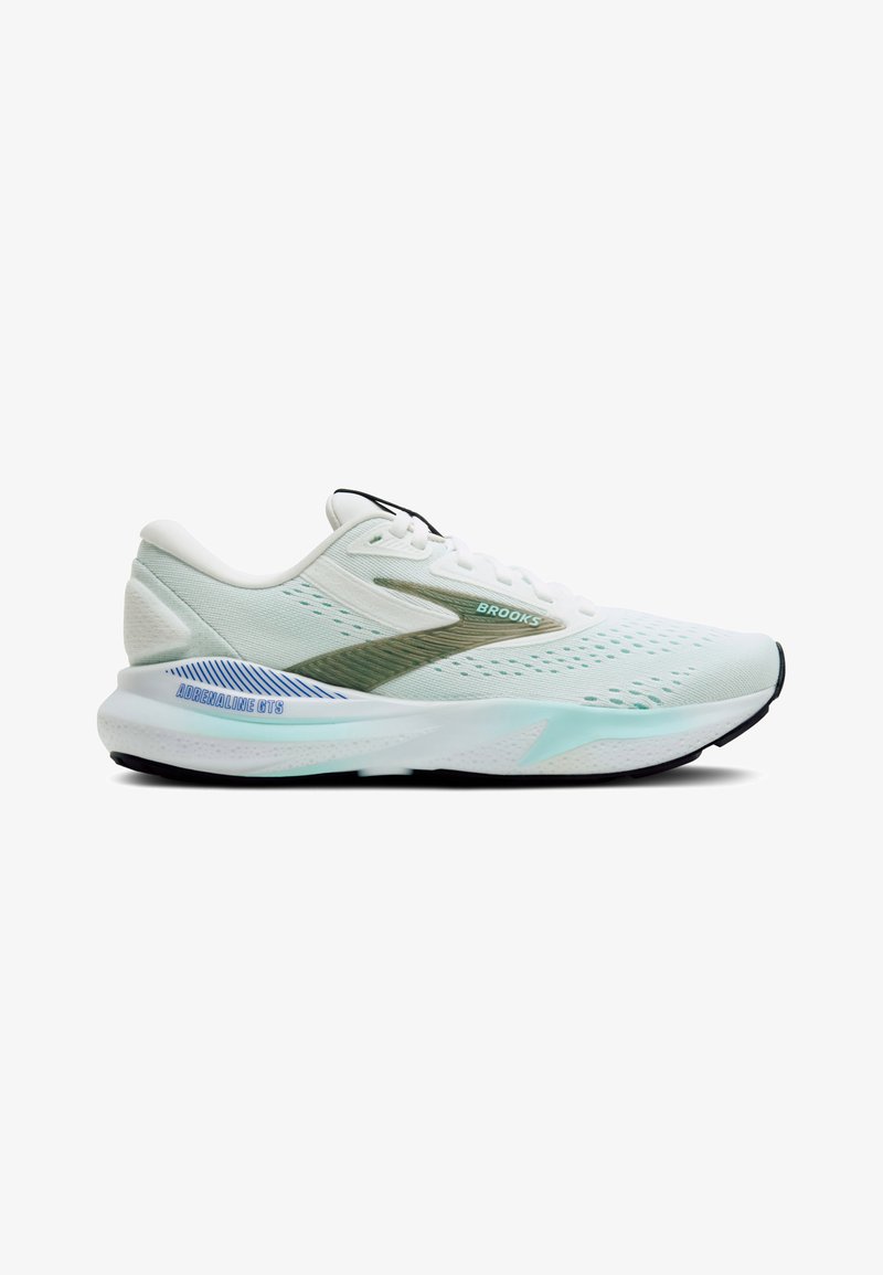 Weißer Laufschuh mit leichtem Mesh-Obermaterial, grünen Akzenten, strukturierten Details und einer gepolsterten Sohle. Verfügt über die Markenbezeichnungen "Brooks" und "Adrenaline GTS".