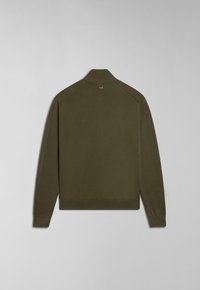 Suéter en verde oliva oscuro con un alto cuello, puños y bajo acanalados. Presenta un pequeño logo en la parte trasera del cuello. Textura suave.