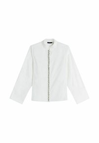 Biała koszula z długim rękawem, zapinana na guziki, z kołnierzykiem i dekoracyjnym srebrnym łańcuszkiem biegnącym pionowo wzdłuż przodu.