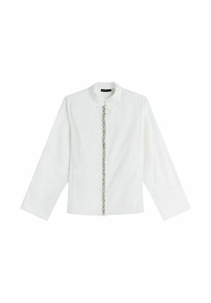 Witte lange mouwen button-up shirt met kraag en een decoratieve zilveren kettingdetail dat verticaal over de voorkant loopt.