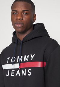 Tommy Jeans REFLECTIVE FLAG HOODIE - Sweatshirt com capuz - black