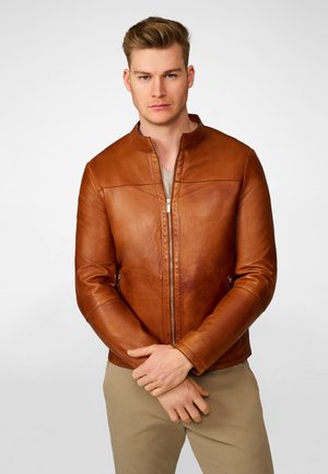 Braune Lederjacke mit Stehkragen, Vorderreißverschluss und Seitentaschen. Glatte Textur mit subtilen Nähten.