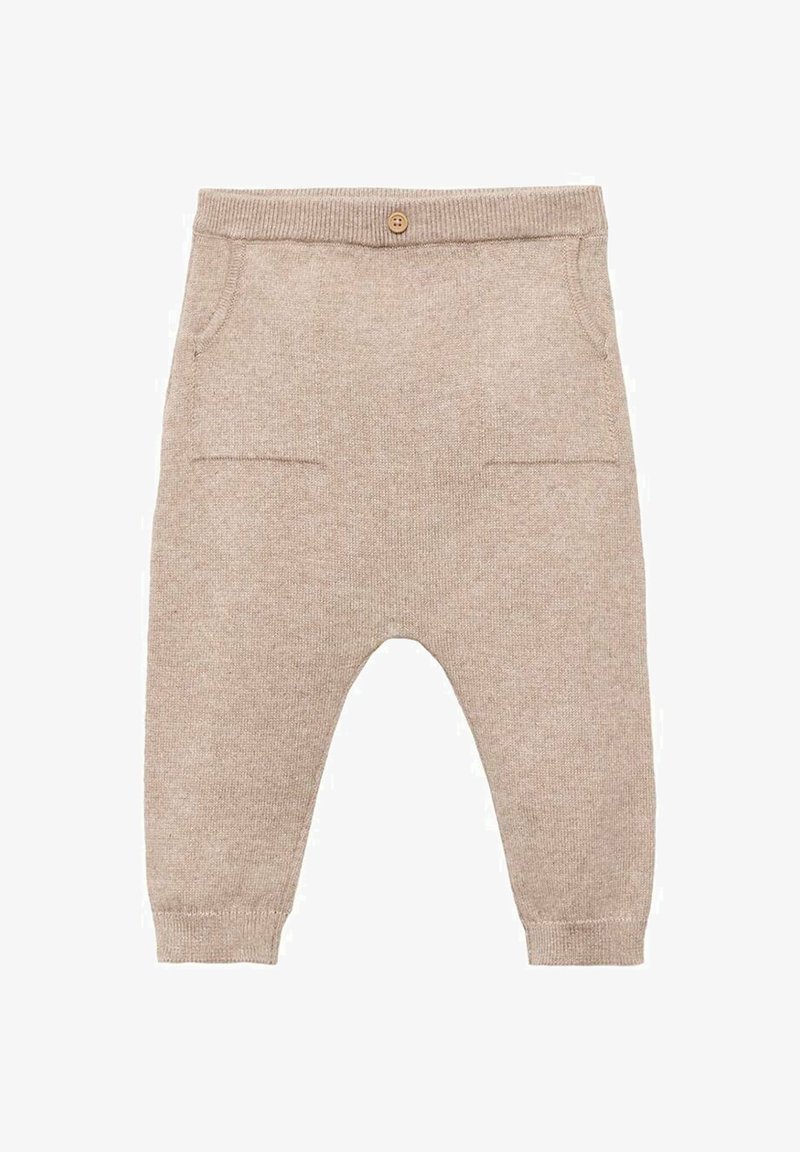 Béžové pletené kalhoty se dvěma předními kapsami, žebrovaným pasem a manžetami. Materiál má měkký, texturovaný vzhled.