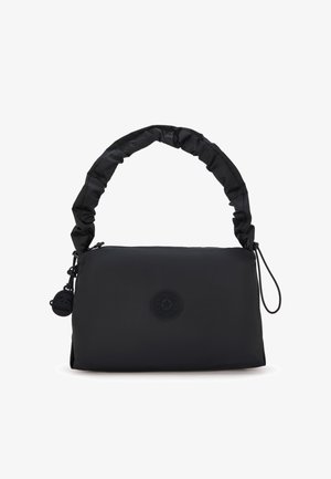 Sac à main noir avec une surface douce et texturée. Dispose d'une poignée froncée, d'une fermeture éclair et d'un accent de logo rond à l'avant.