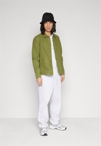 Timberland KEMPSHIRE WASHED CHORE JACKET - Sommerjakke - sphagnum
