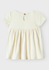 Robe légère à manches courtes avec des rayures verticales texturées, taille froncée et col rond, dotée d'une fermeture à boutons dans le dos.
