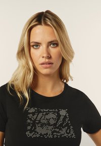 Freddy COMFORT FIT CON GRAFICA COMPOSTA DA STRASS - Camiseta estampada - nero