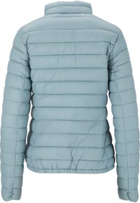 Lys blå, puffy jakke med horisontalt quiltet mønster, høj krave og elastisk talje. Glat tekstur med en blød finish.