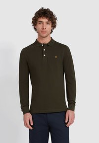 Donkergroen lange mouwen polo shirt met een kraag, drie knopen en een klein gouden logo op de linkerborst. Glad gebreide textuur.