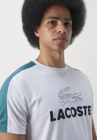 Lacoste Sport T-Shirt sport - white/hydro sierra red