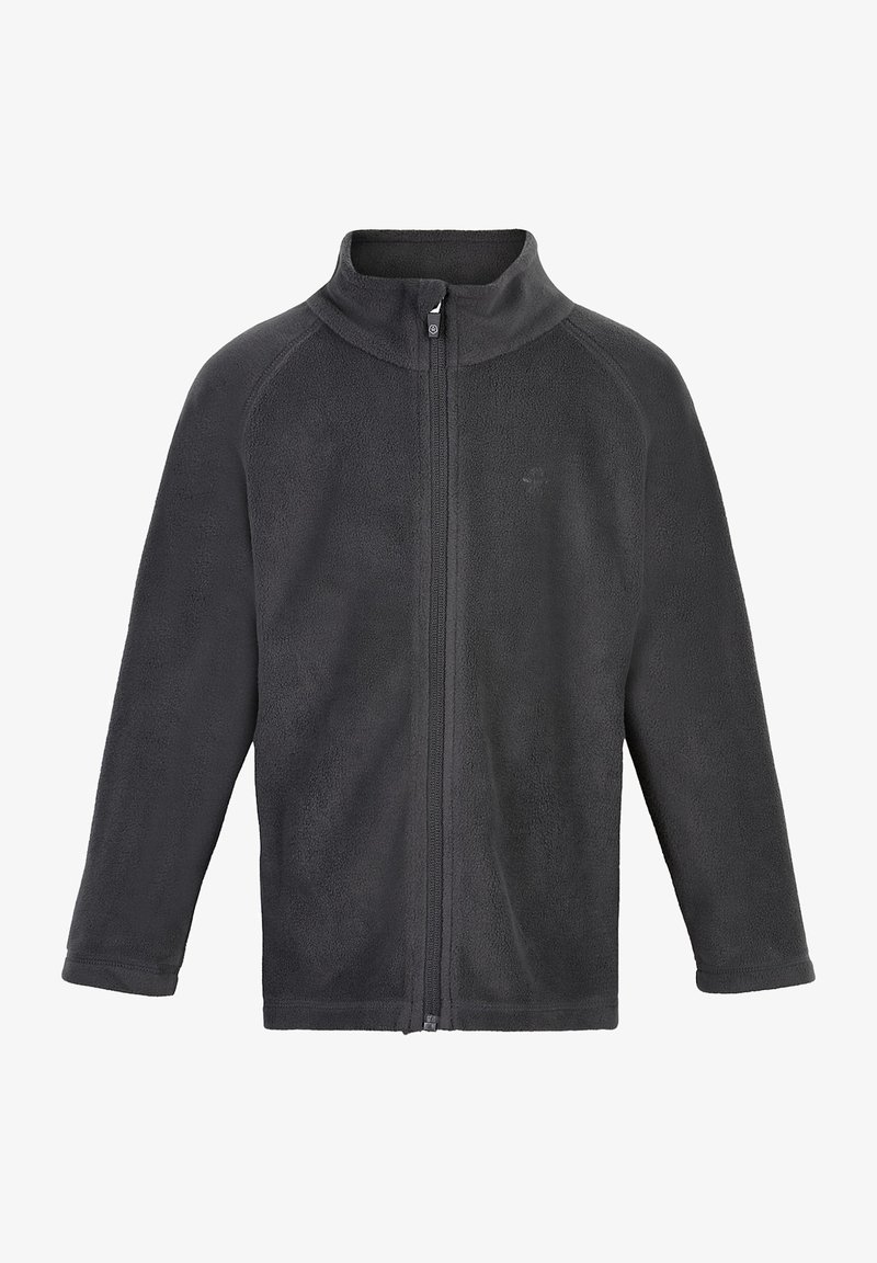 Sivá flísová bunda s vysokým golierom, plným predným zipsom, dlhými rukávmi a jemnou textúrou, s nenápadným logom na hornej ľavej strane.